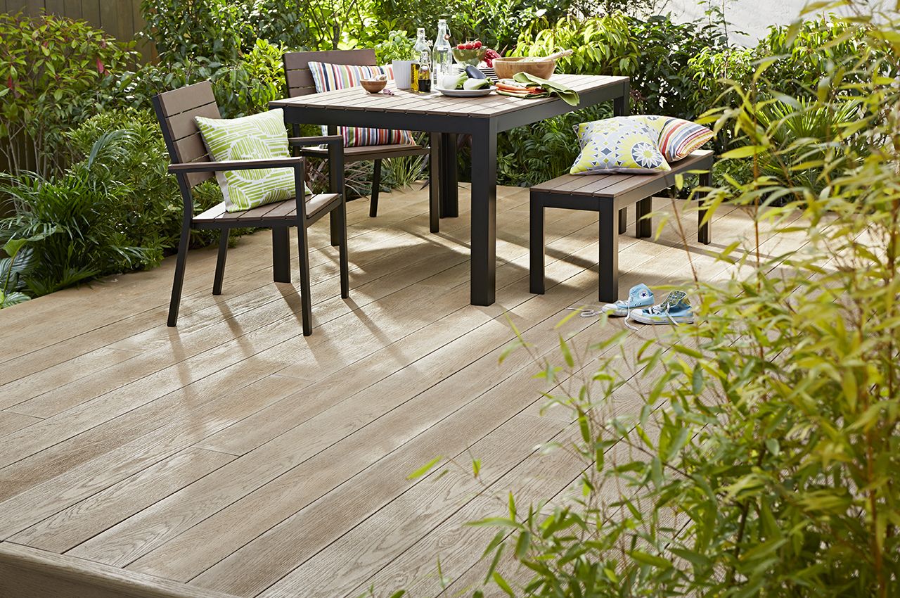 Outdoor Dining Area | Millboard® Enhanced Grain Decking in Golden Oak