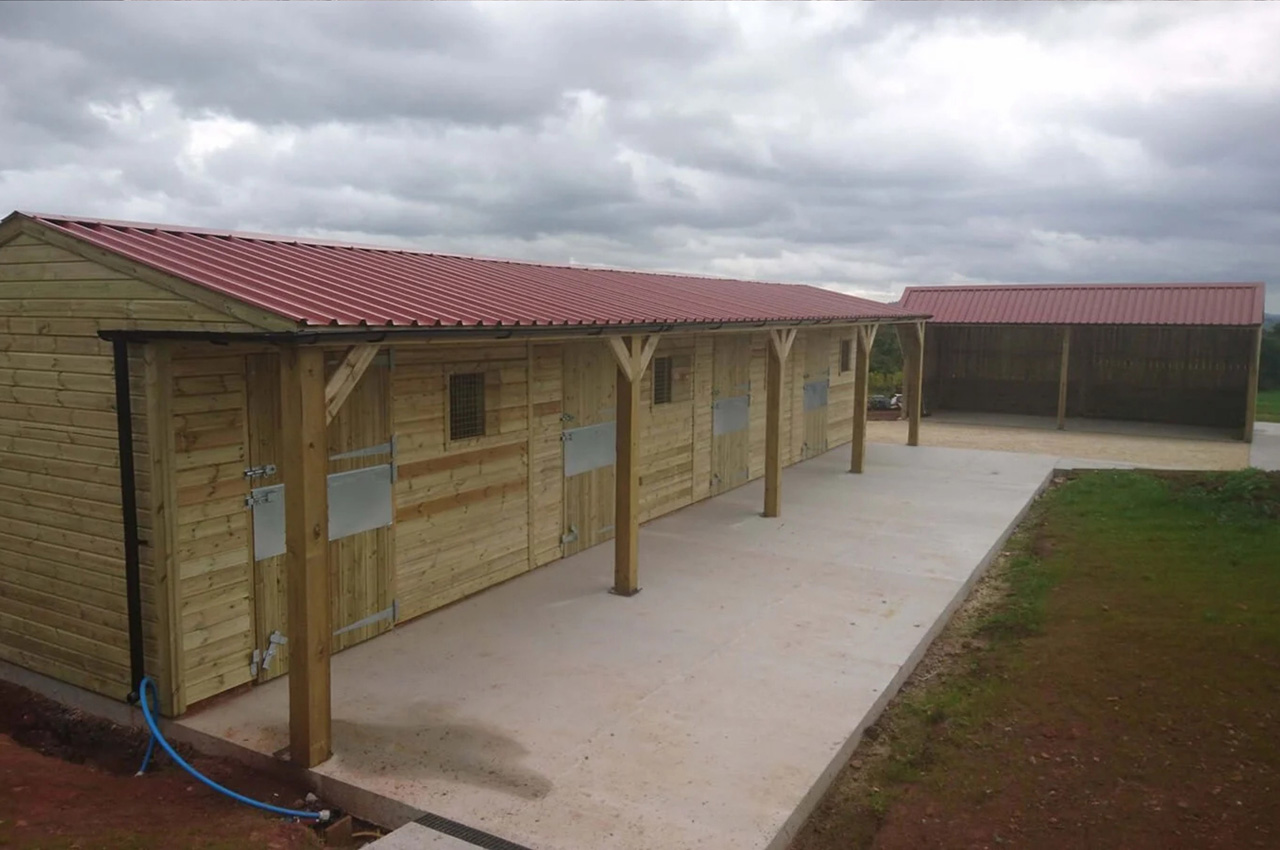 Chestnut PVC 32/1000 Box Profile sheeting on stable block