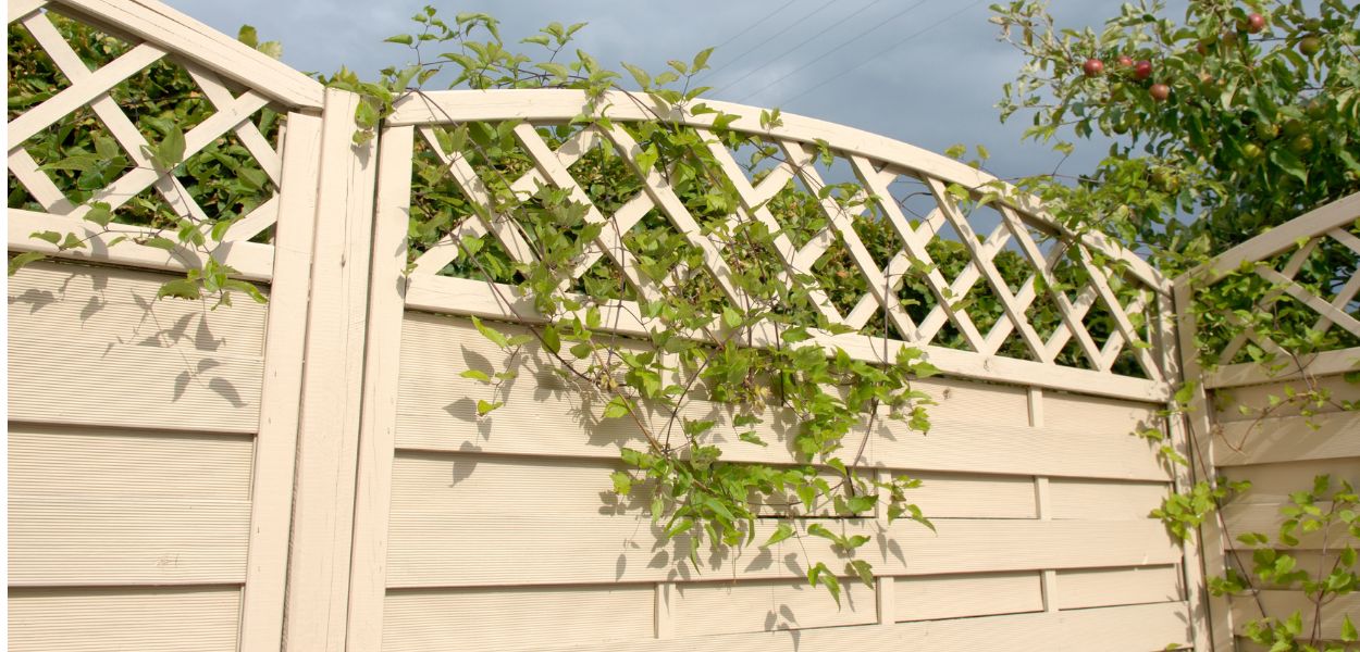 Plastic fencing wood effect with trellis