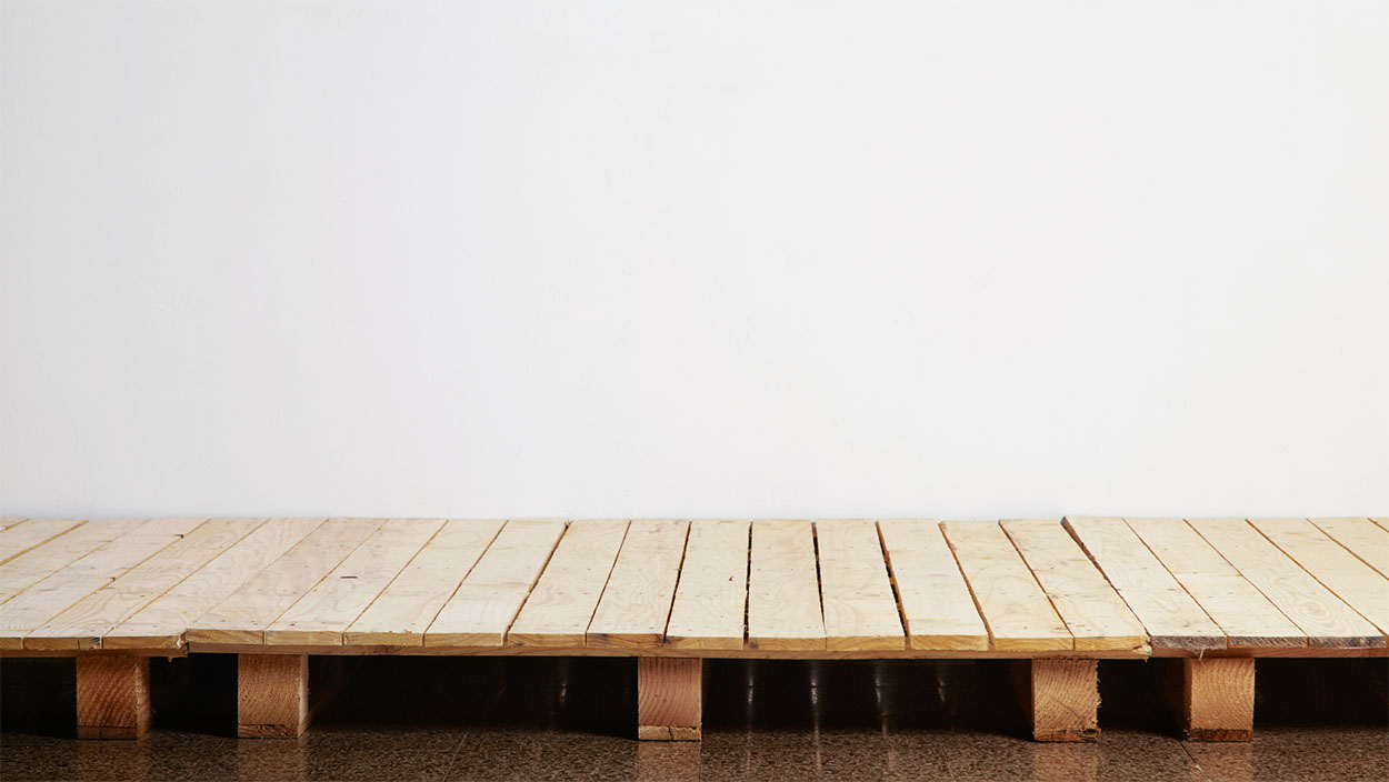 Cheap decking alternatives: Pallet wood decking
